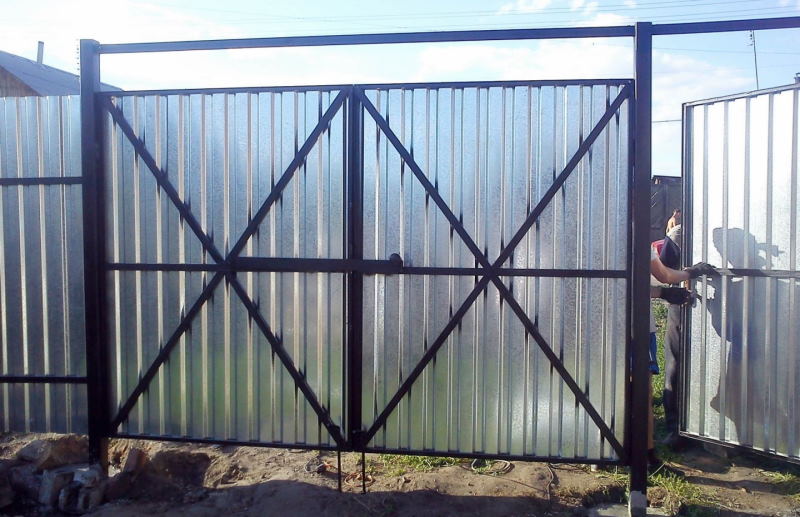 Забор из профнастила с воротами и калиткой